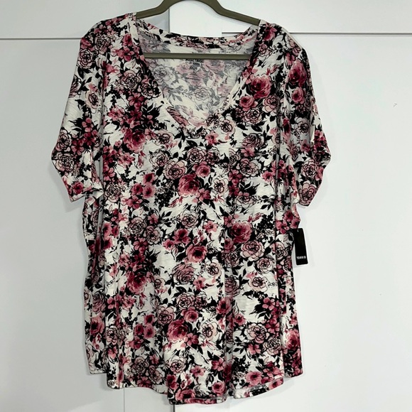 Torrid Tshirt - Heritage Slub V-Neck Floral Pocket Tee, Size 3 (22-24) NWT - Picture 6 of 7